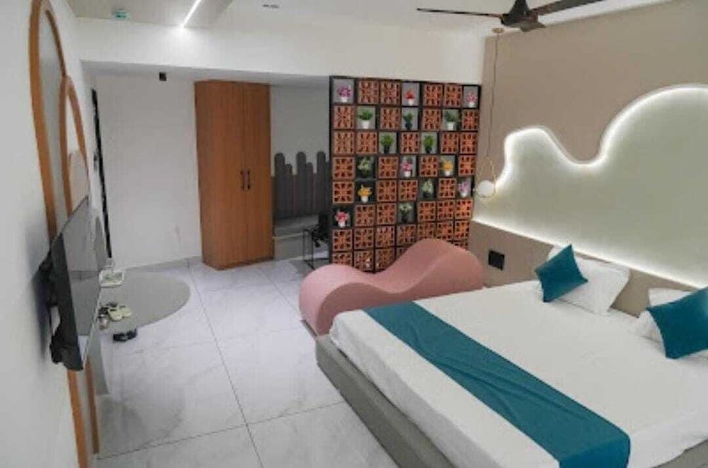 HOTEL RAJ PALACE
