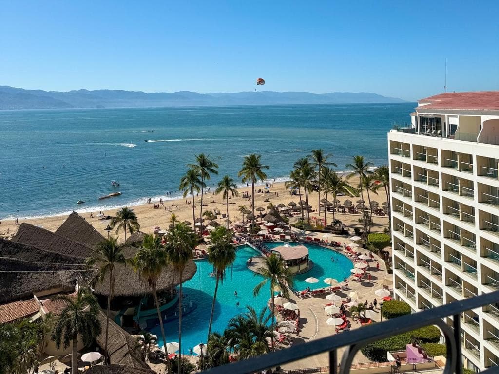 Beautiful ocean view, pool & beach!