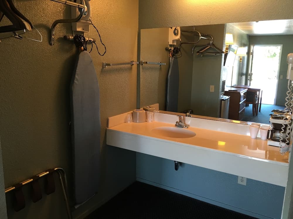 Applegate Inn