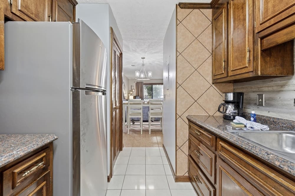 Spacious Modern Condo - 1st Floor - One Block to the Beach