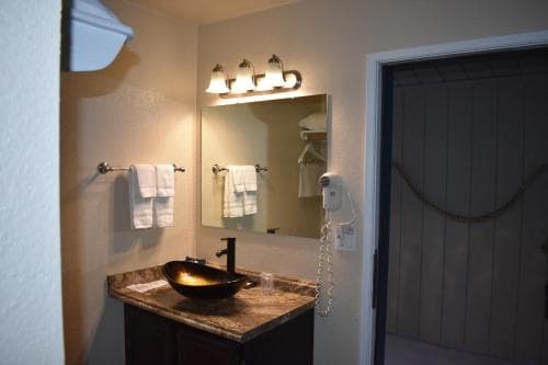 Lighthouse Cove Inn