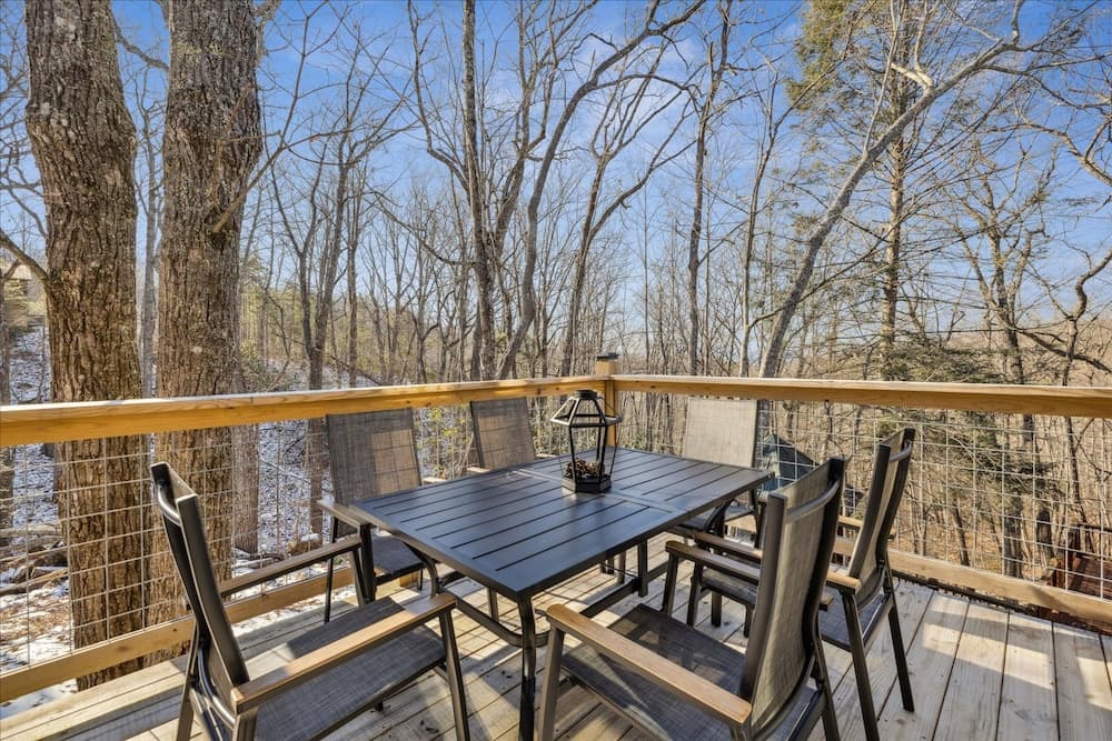 Brand New Cabin Wfire Pit, Hot Tub, Gameroom