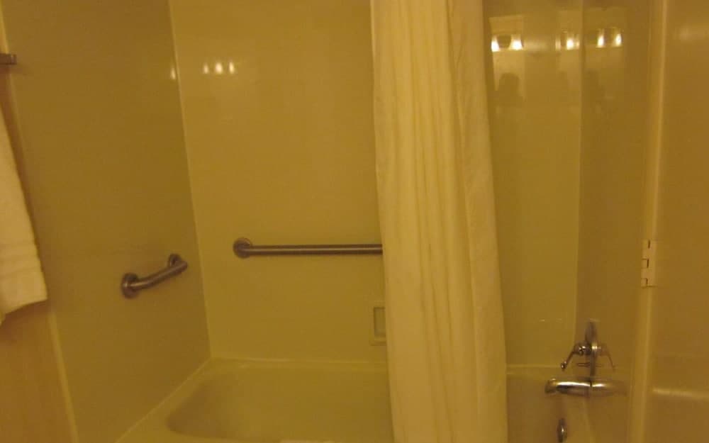 Howard Johnson by Wyndham Benton Harbor