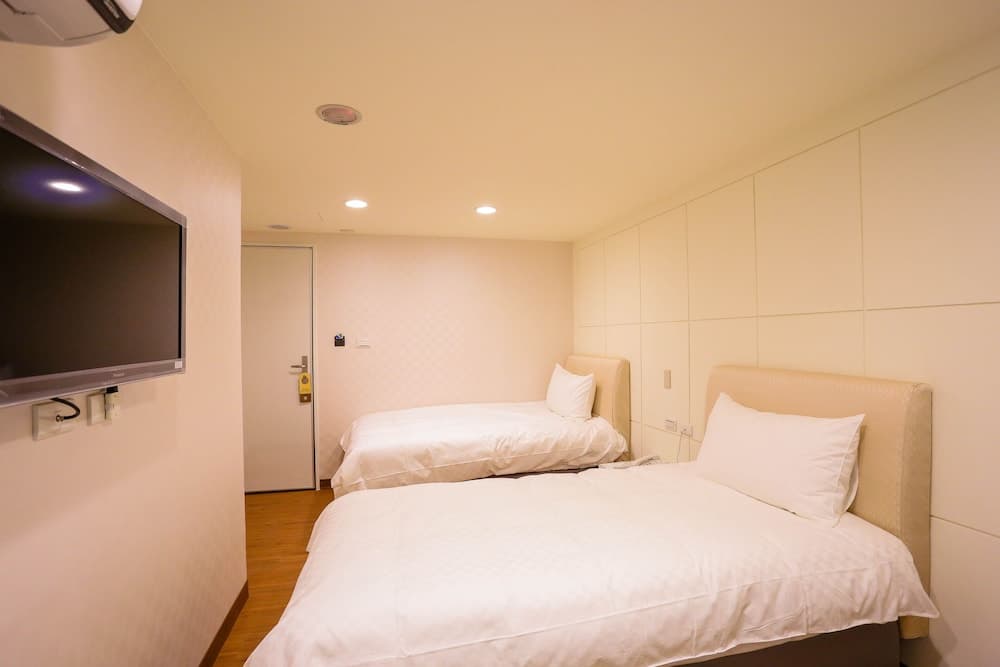 Jade Hotel