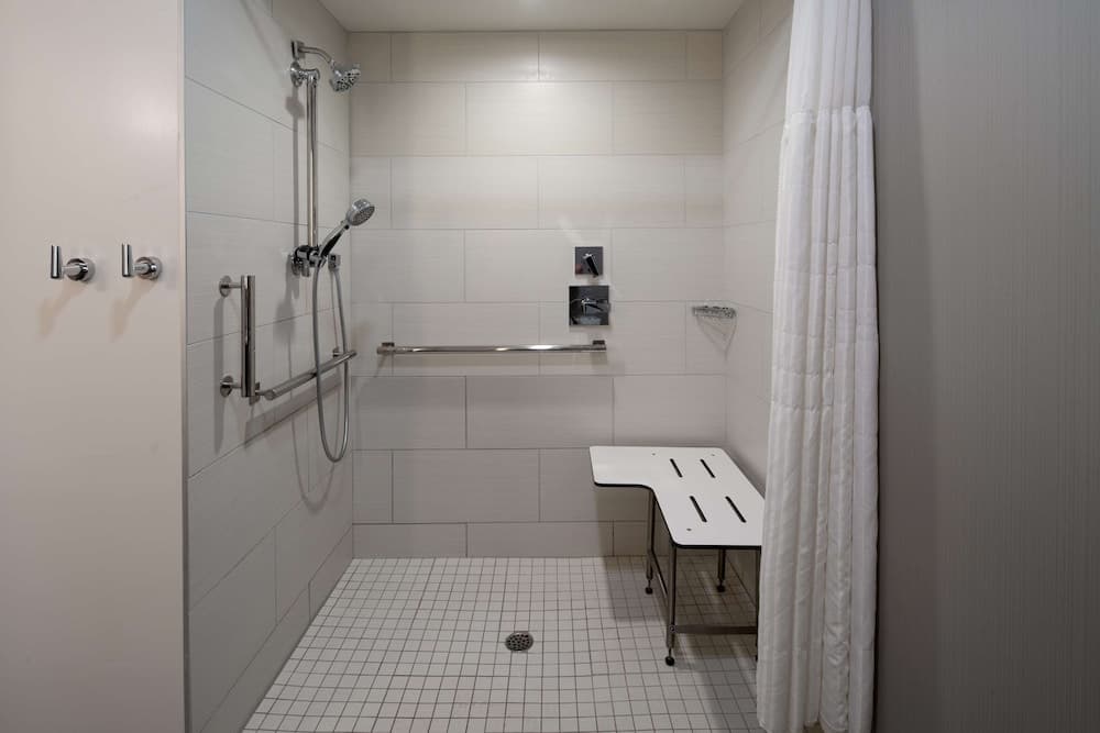 DoubleTree by Hilton Hotel Bakersfield