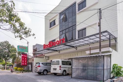 RedDoorz Syariah near Stadion Teladan Medan