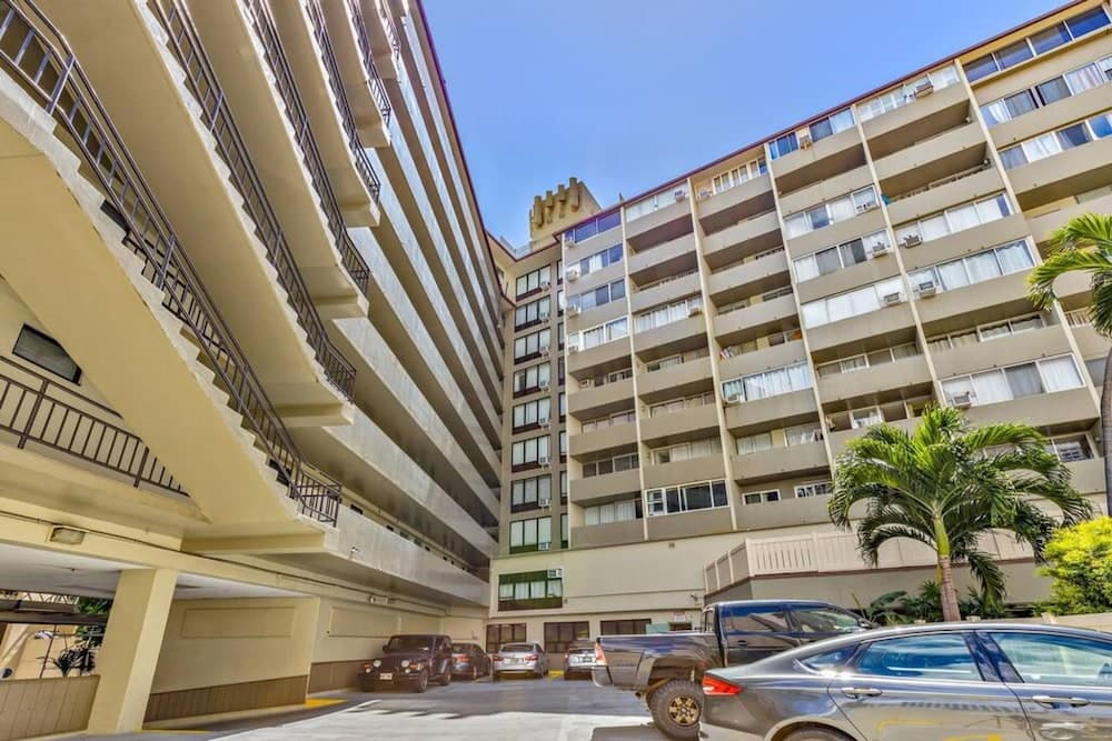 Inviting Waikiki Grand Hotel Room One Block to Beach!