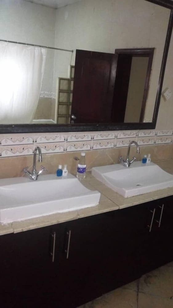 Lagoon Crest Hotel