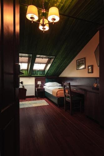 Shoemaker Irish Pub & Accommodation Hotel