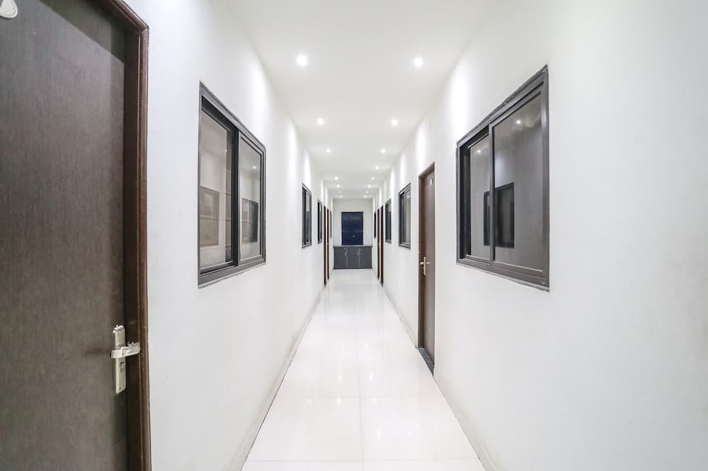 Fabhotel Leo