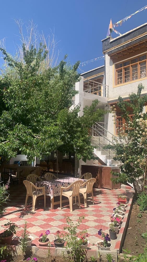 Ser-Dung Guest House