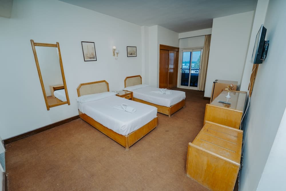 Queens Valley Hotel
