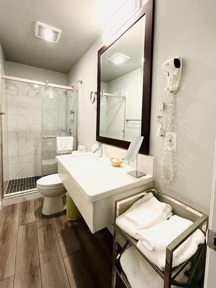 Tides Inn & Suites