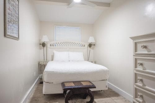 Sea Breeze -Great Location!