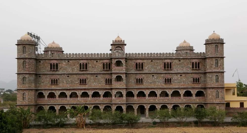 Hotel Indraprasth Heritage Resort