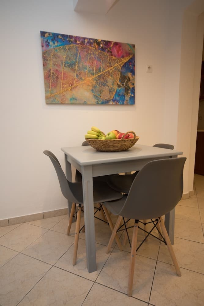 Markakis Studios Fira