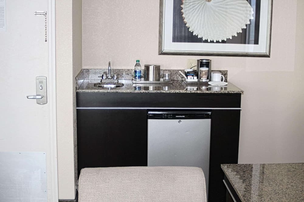 Radisson Suite Hotel Oceanfront