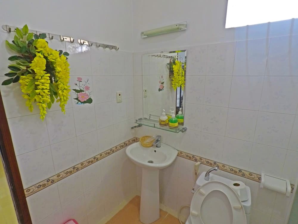 Drop By Saigon Hostel