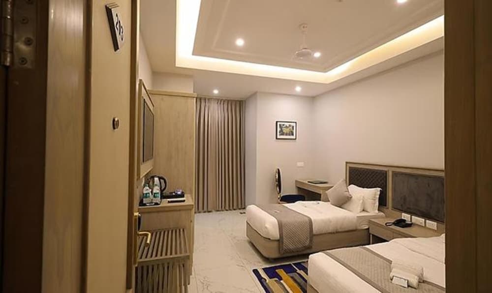 Fabhotel Prime Hampton By Ics