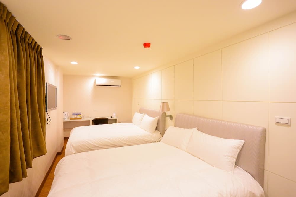 Jade Hotel