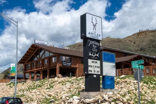 Antler Lodge - Gardiner MT