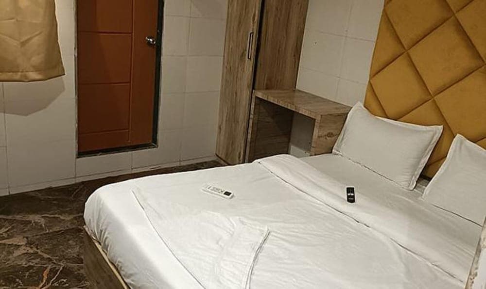 Fabhotel Platinum Inn