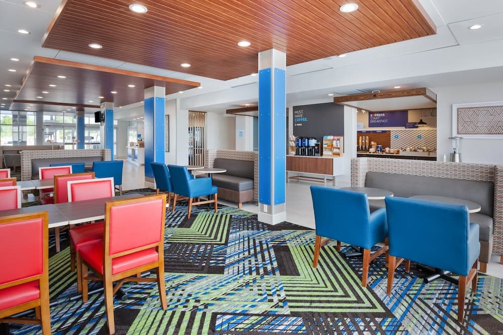 Holiday Inn Express & Suites - Grand Rapids Airport - South by IHG