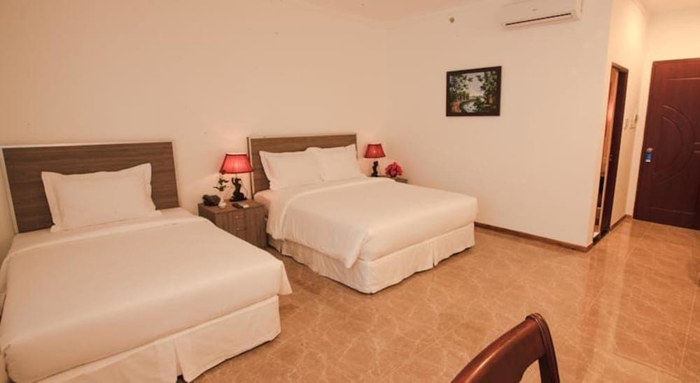 Den Long Do Hotel & Restaurant
