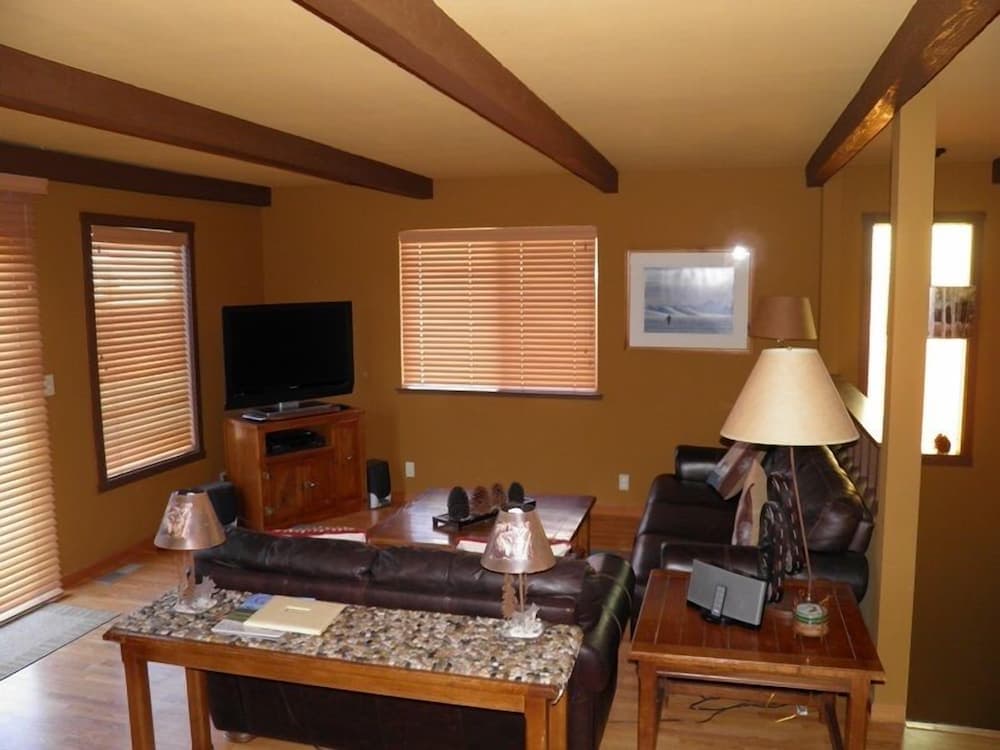584 Alpine Dr