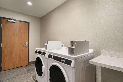 La Quinta Inn & Suites by Wyndham San Antonio Seaworld LAFB