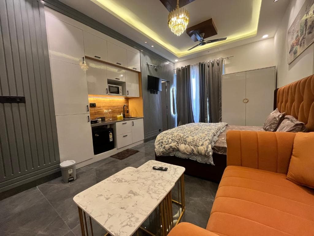 cozy noida studio, super comfy!!