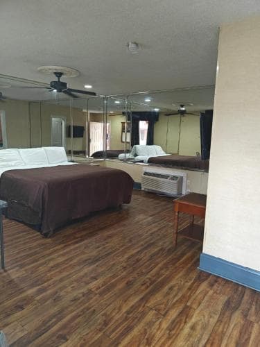 Deluxe Inn