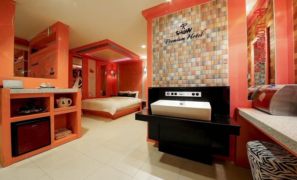 Show Hotel