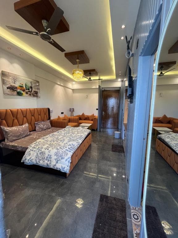 cozy noida studio, super comfy!!