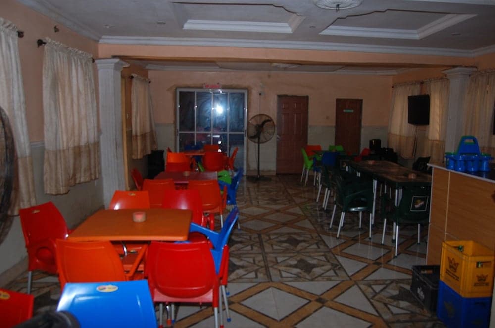 Yseg Hotel