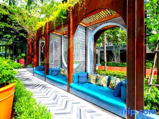 Lahabana Huahin by Moji