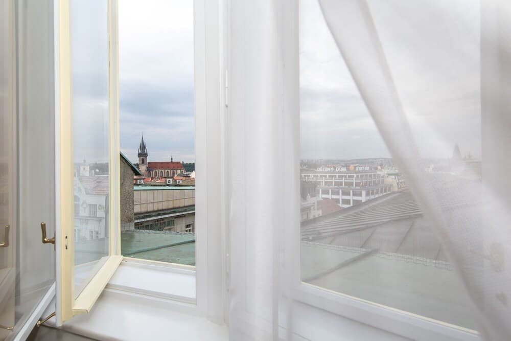 Merchants Crown Hotel