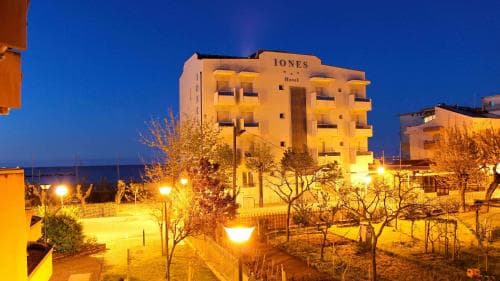 Iones Hotel