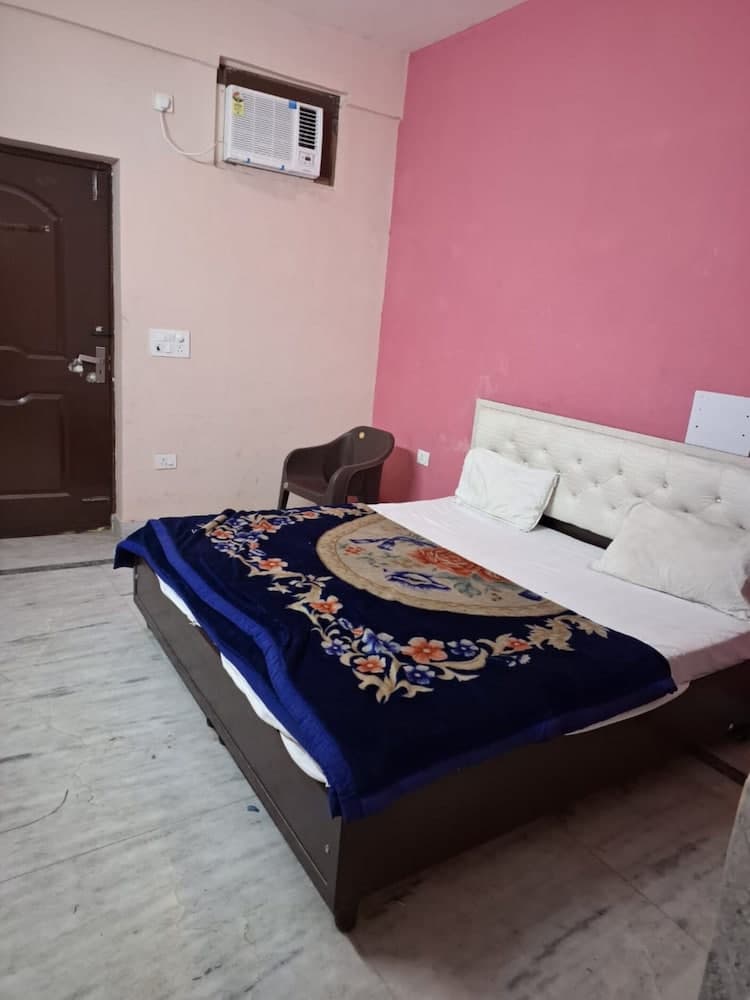 Goroomgo Raj hotel vip Noida