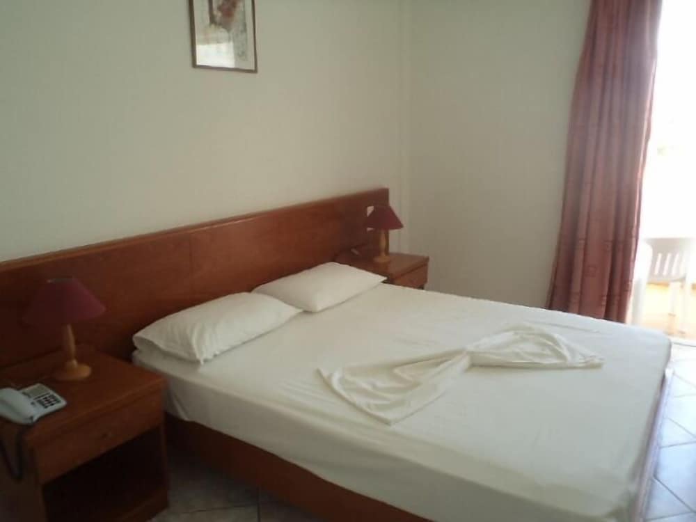 Kamari Bay Hotel