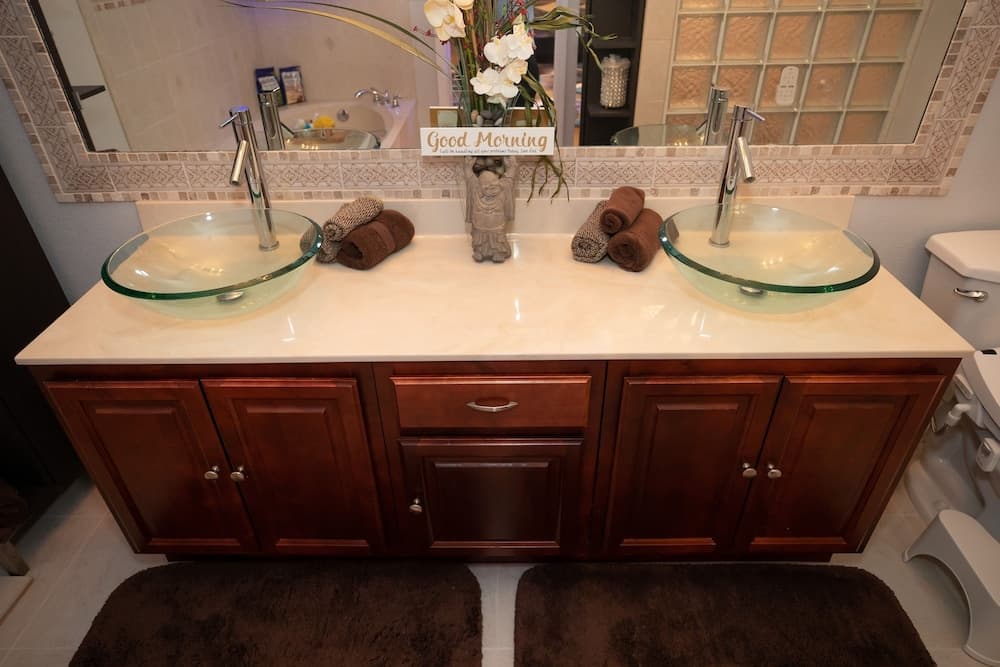 Gorgeous Urban Oasis withHot Tub, HEATED POOL and Private Movie Theater home