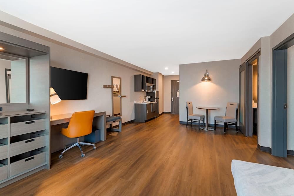 Cambria Hotel & Suites Plymouth
