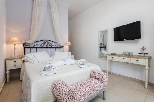 Niriides Luxury Studios