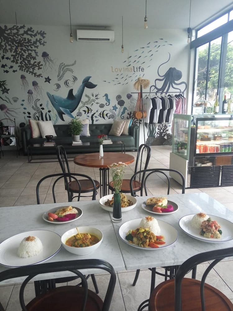 Lovinalife Room & Cafe