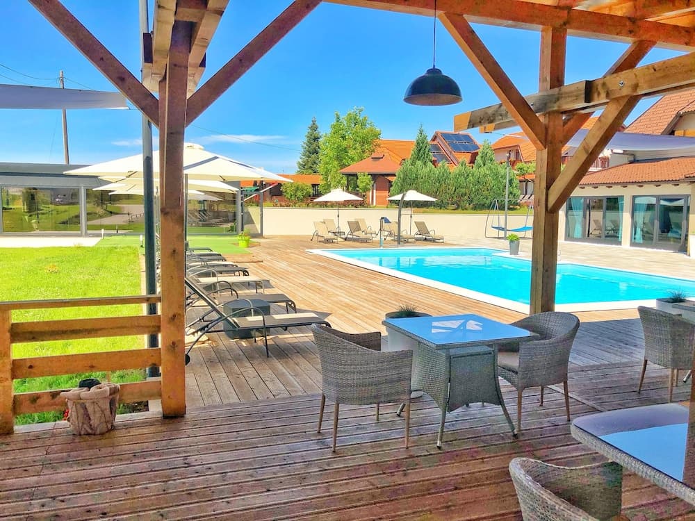 16 Lakes Hotel