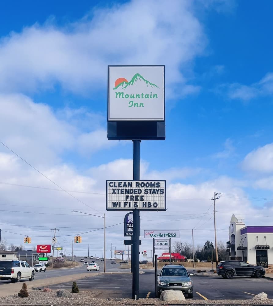 Mountain Host Motor Inn