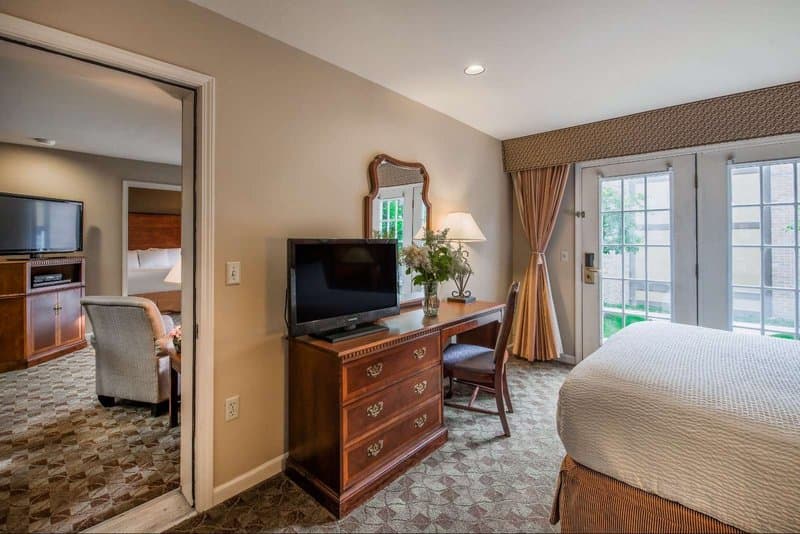 Cloverleaf Residence Suites