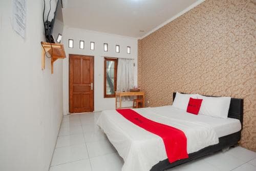 RedDoorz Syariah near Jatisampurna Hospital