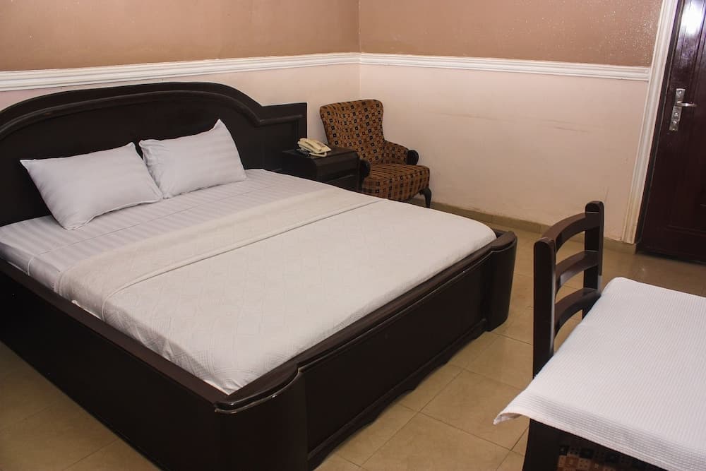 Oakland Suites