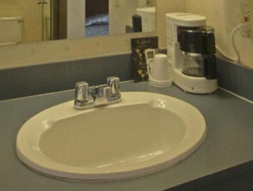 Bridgeway Inn & Suites